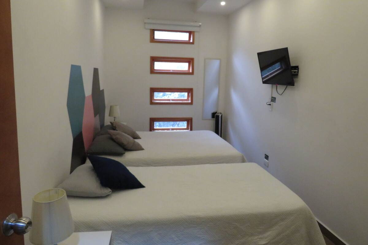 Chambre de base | Salle de bain | Douche, pomme de douche hydromassante, serviettes fournies, savon