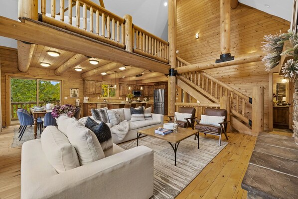 TV connectée, cheminée, table de tennis de table, livres