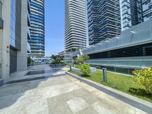 Property grounds - Luxe Apartments near Dubai Mall, Burj Khalifa - Pool, Gym, & Parking by Sojo Stay (Dubai)