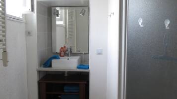 Secador de pelo, toallas, jabón y papel higiénico