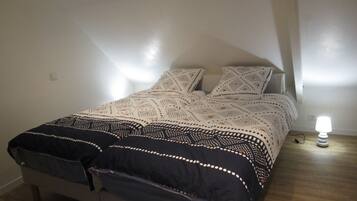 1 slaapkamer, een strijkplank/strijkijzer, reisbedje, gratis wifi