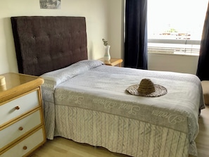 1 chambre, fer et planche à repasser, Wi-Fi gratuit, draps fournis