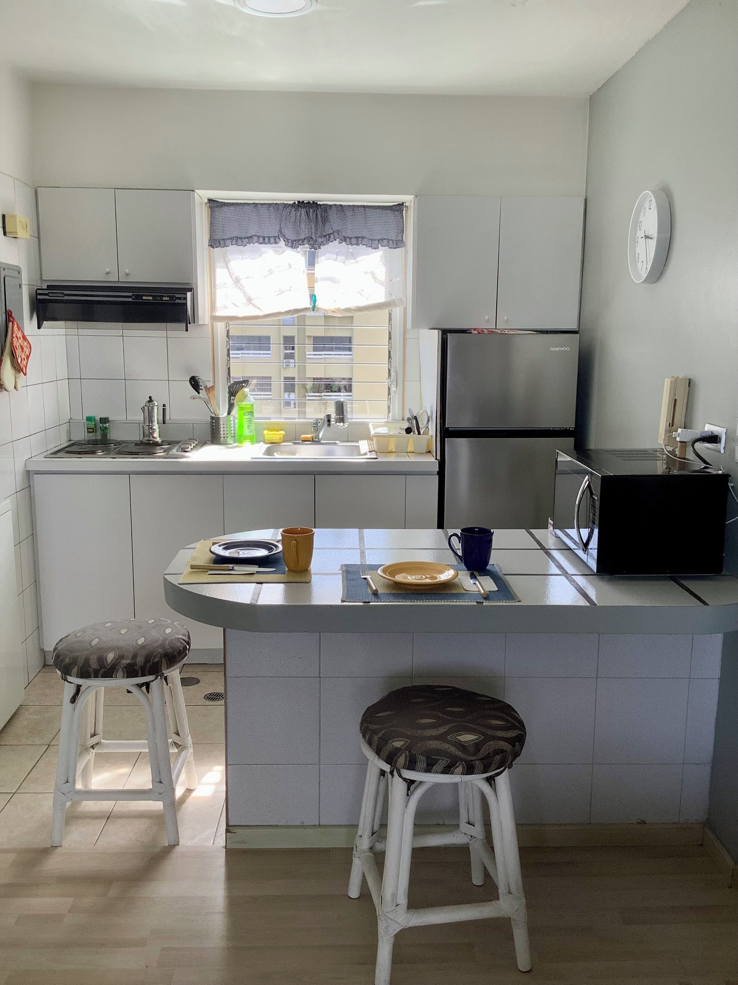 Microwave, stovetop, coffee/tea maker, blender