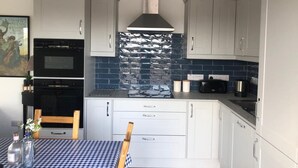 Kaffetrakter/tekoker, kjøleskap, mikrobølgeovn og ovn