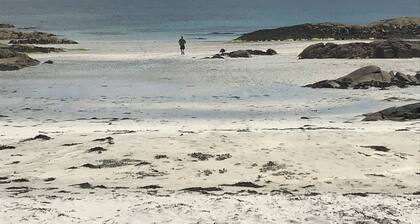 Cosy 1 Bedroom Cottage near beach and Aran Islands. Connemara Wild Atlantic Way.