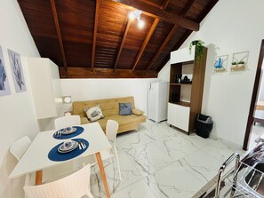 Apartamento | Zona de estar | Televisión LCD de 32 pulgadas con canales digitales, Netflix