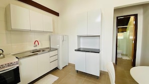 Apartemen | Dapur pribadi | Lemari es, peralatan masak/sendok-piring, dan perlengkapan kebersihan