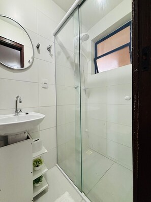 Apartment | Bathroom | Shower, hair dryer, towels - Residencial Morada do Sol (Florianópolis)