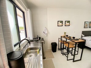 Estudio básico | Cocina privada | Refrigerador, utensilios de cocina y artículos de limpieza 