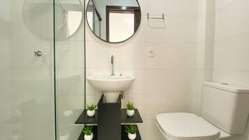 Basic Loft | Bathroom | Shower, hair dryer, towels