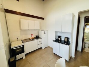 Apartamento | Cocina privada | Frigorífico, utensilios de cocina y artículos de limpieza
