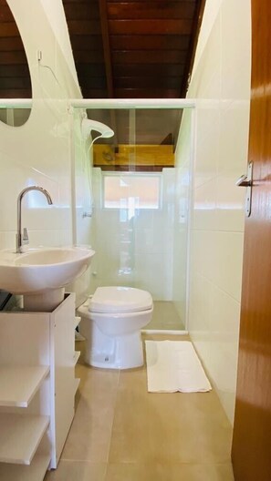Apartamento | Baño | Ducha, secador de pelo y toallas