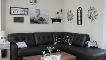 TV connectée, cheminée, jeux vidéo, livres