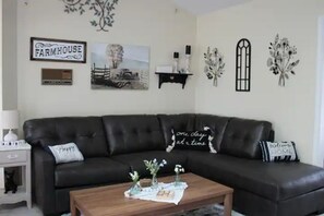 TV connectée, cheminée, jeux vidéo, livres