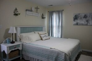 5 bedrooms, desk, iron/ironing board, travel cot