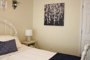 5 Schlafzimmer, Schreibtisch, Bügeleisen/Bügelbrett, Reisekinderbett