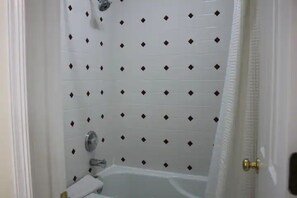 Banheira de hidromassagem, secador de cabelo, toalhas de banho, sabonete