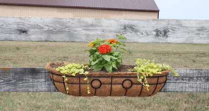 "FARM CHARM" w/Mtn Views~Fire Pit~Family Friendly
