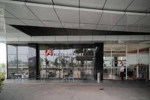 Outdoor dining - Swiss-Belcourt Serpong (SOUTH TANGERANG)