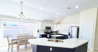 Brand New Spacious Serenity Getaway - King Bed!