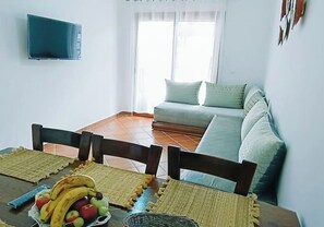 Een smart-tv en een stereo