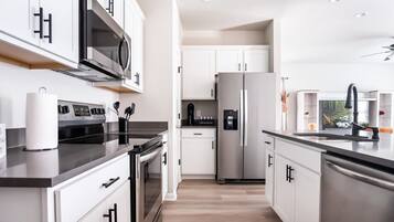 Een koelkast, een magnetron, een oven, een kookplaat