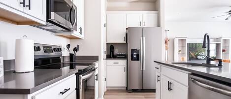 Réfrigérateur, micro-ondes, four, plaque de cuisson