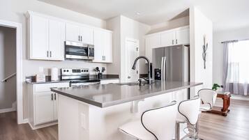 Geladeira, micro-ondas, fogão, cooktop