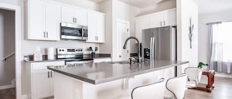 Kylskåp, mikrovågsugn, ugn och spishäll