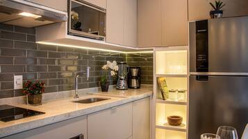 Departamento básico | Cocina privada | Refrigerador, microondas, parrilla de estufa y utensilios de cocina