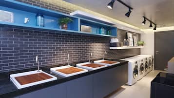 Refrigerador, microondas, placa de cocina, utensilios de cocina