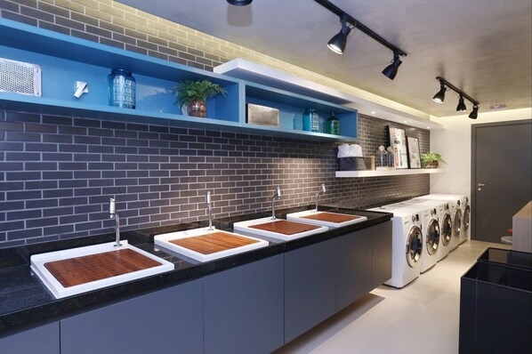 Geladeira, micro-ondas, cooktop, talheres/pratos/utensílios de cozinha