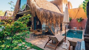 Biệt thự Deluxe, 1 phòng ngủ, hồ bơi riêng, quang cảnh vườn | Hiên