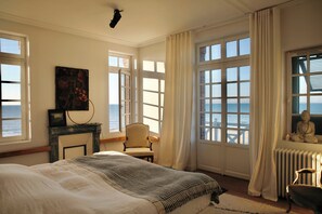 5 bedrooms, iron/ironing board, WiFi, bed sheets