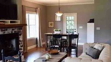 Een televisie en een open haard