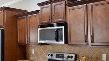 Mikrovågsugn, ugn, spishäll och diskmaskin