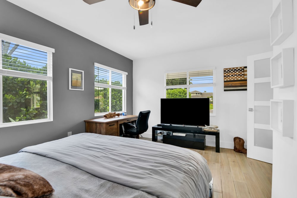 East Delray Home Close Golf cart ride to Atlantic ave or the Beach