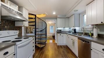 Een koelkast, een magnetron, een oven, een kookplaat