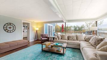 Een televisie en boeken