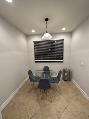 Dining - Modern Coastal 3 Bedroom Townhome - 10 Min to Beach  Gated Community with Pool (Fort Myers)