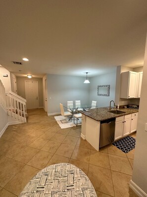 Interior - Large 3 Bed, 3 Bath - new furniture & Bedding, gated, clubhouse, 10 min to beach (Fort Myers)