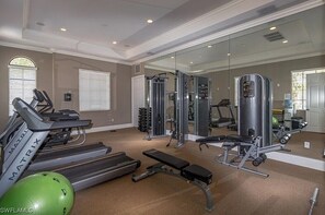 Fitness facility - Large 3 Bed, 3 Bath - new furniture & Bedding, gated, clubhouse, 10 min to beach (Fort Myers)