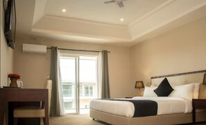 Caja de seguridad en la habitación y escritorio