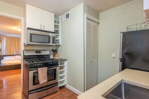 Fridge, microwave, oven, stovetop - Studio, perfect for students on rotation at Oregon Health & Sciences University. (Portland)