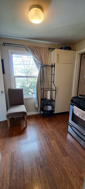 Interior - Studio, perfect for students on rotation at Oregon Health & Sciences University. (Portland)