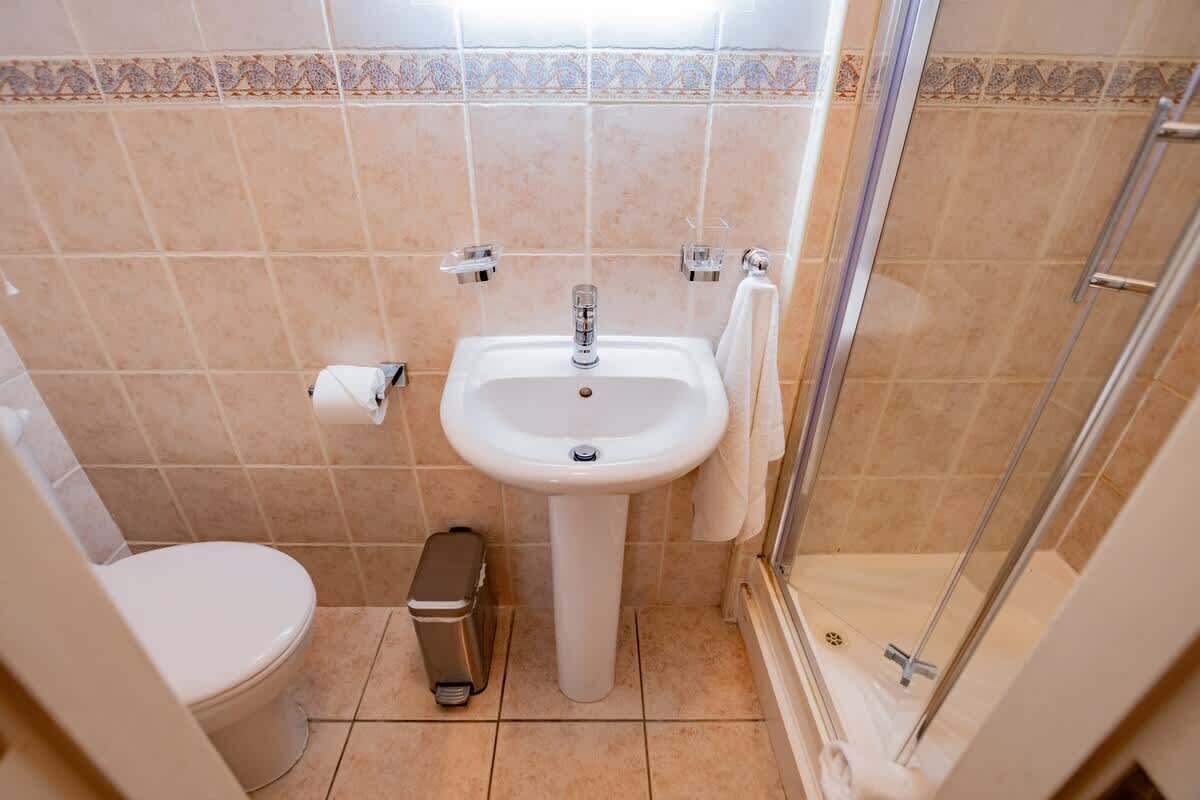 Ein Badezimmer mit Waschbecken, Toilette und Dusche.