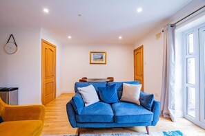 TV - The Blackrock Retreat- Salthill - free parking (Galway)