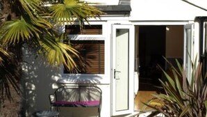 A compact, single-story house with a patio area. - 2 bedroomed cottage in Hythe, Kent, close to amenities and beach. Dogs welcome. (Hythe)