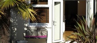 2 bedroomed cottage in Hythe, Kent, close to amenities and beach. Dogs welcome.