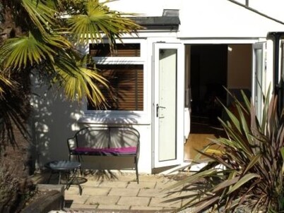 2 bedroomed cottage in Hythe, Kent, close to amenities and beach. Dogs welcome.